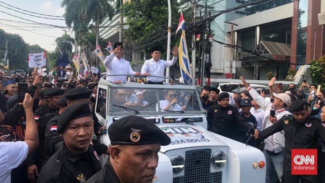 Anies-Cak Imin Digendong Land Rover Tua Daftar ke KPU